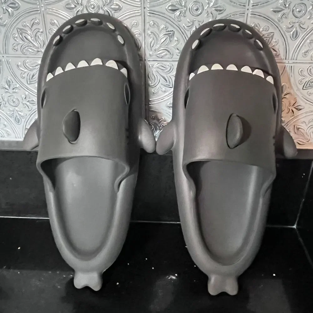 Unisex novelty shark‎ slides EUC sz 44/45